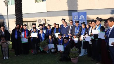 طلبة دكتوراه خلال حفل تخرج بإحدى المؤسسات الجامعية، في سياق يعكس أهمية تثمين الأطروحات والبحث العلمي
