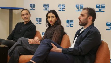 رواد الأعمال خلال الندوة وهم يناقشون نماذج تجارية جديدة تجعل من تجربة الزبون محورًا أساسيًا في عملية البيع.