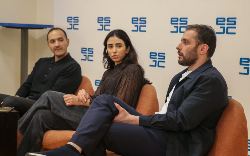 رواد الأعمال خلال الندوة وهم يناقشون نماذج تجارية جديدة تجعل من تجربة الزبون محورًا أساسيًا في عملية البيع.