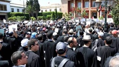 أساتذة القانون يصعّدون احتجاجهم أمام البرلمان تزامناً مع نقاش مشروع قانون المحاماة