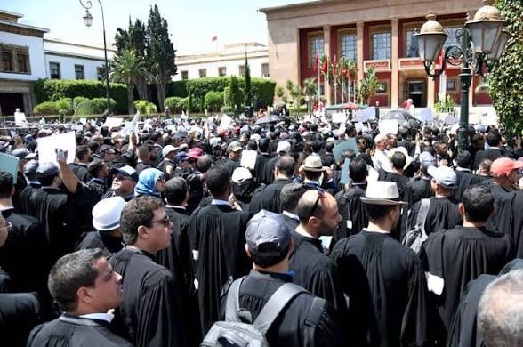 أساتذة القانون يصعّدون احتجاجهم أمام البرلمان تزامناً مع نقاش مشروع قانون المحاماة